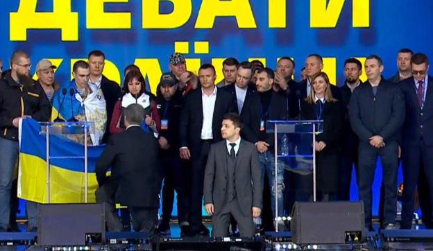 乌克兰今天的结局是乌克兰人自己的选择。回想2019年波罗申科与泽连斯基竞选总统时