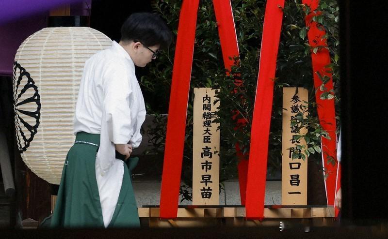 高市早苗的中文墓碑名那么突兀！

近日，日本首相高市早苗在“拜鬼”的动作上是蠢蠢