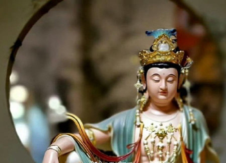 礼赞，困惑中的你，多遇贵人帮助。 