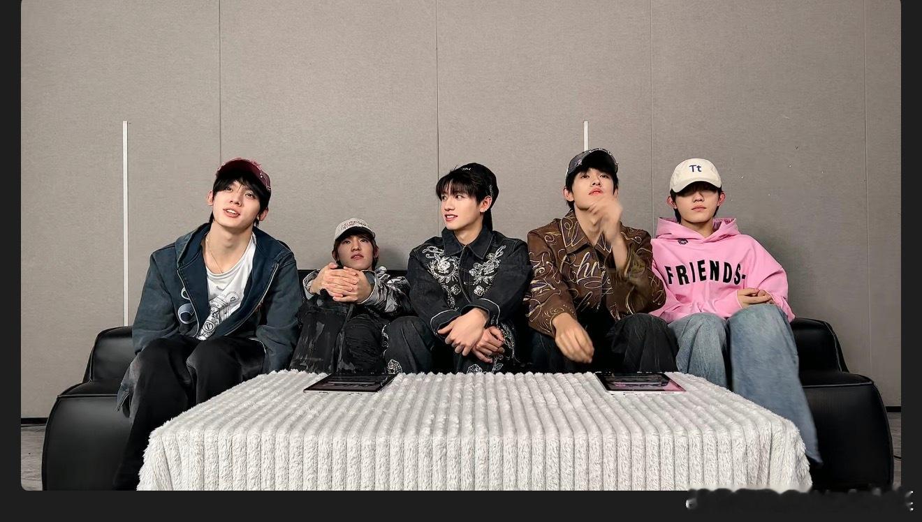 我们登登什么狗屎妆造？？？ 