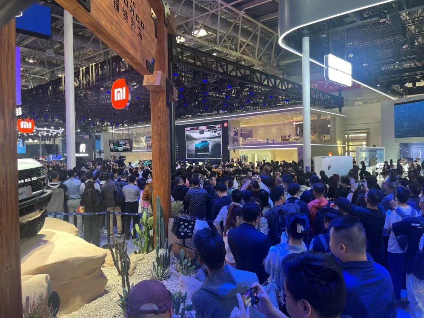 北京车展福特展台也很火，因为小米人太多了挤不进去，在福特也能看到小米展台[笑cr