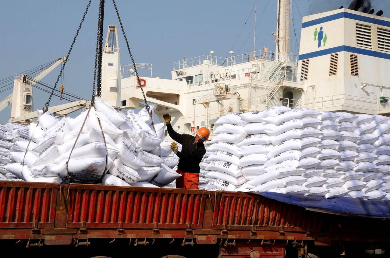 中国企业帮印度建了世界最大的煤制尿素工厂，但印度却拖欠了80亿工程款。
 
20