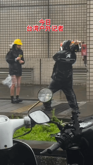 中国台湾省的电视台女主播可真敬业。
台风天也敢冒着狂风暴雨在户外做直播报道？