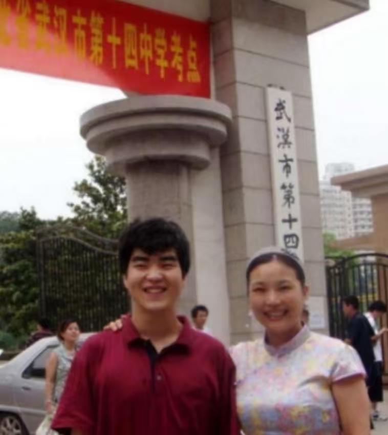 1988年，武汉协和医院产房外暴雨如注。医生下了5份病危通知书，说孩子重度脑瘫，