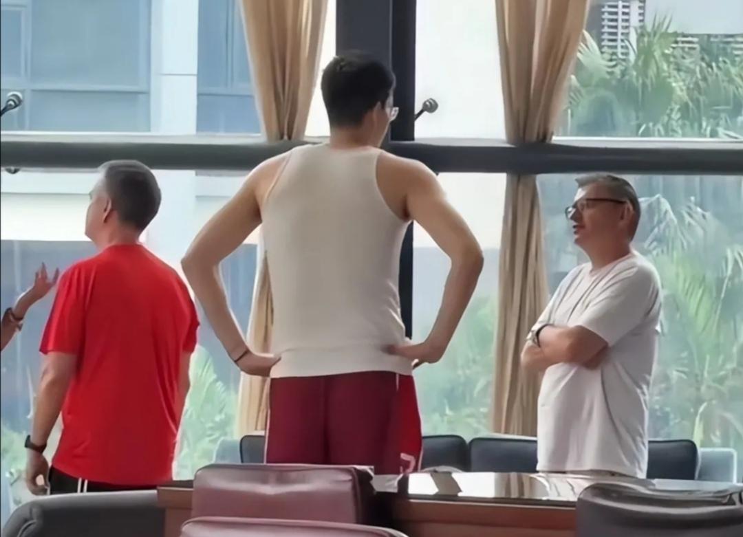 贝罗卡尔提前开启工作模式，场边观赛主动沟通焦泊乔
 
即将正式出任广东宏远主教练