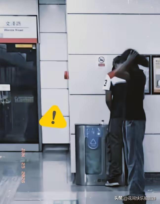 看吧，这就是阿三做的事，以后我们的地铁就成他们的厕所了。

众目睽睽直接在垃圾桶