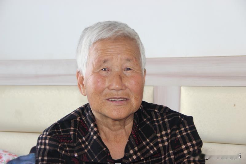 今天是清明节，我们兄弟姐妹一起去给妈妈上坟。一路上大家都默默无言，各自沉浸在对妈