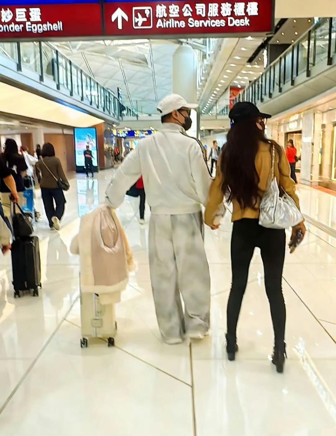 汪峰离婚才四个月，新女友就牵手亮相了。
网友拍到他和森林北同游，姿态亲密。
恋情