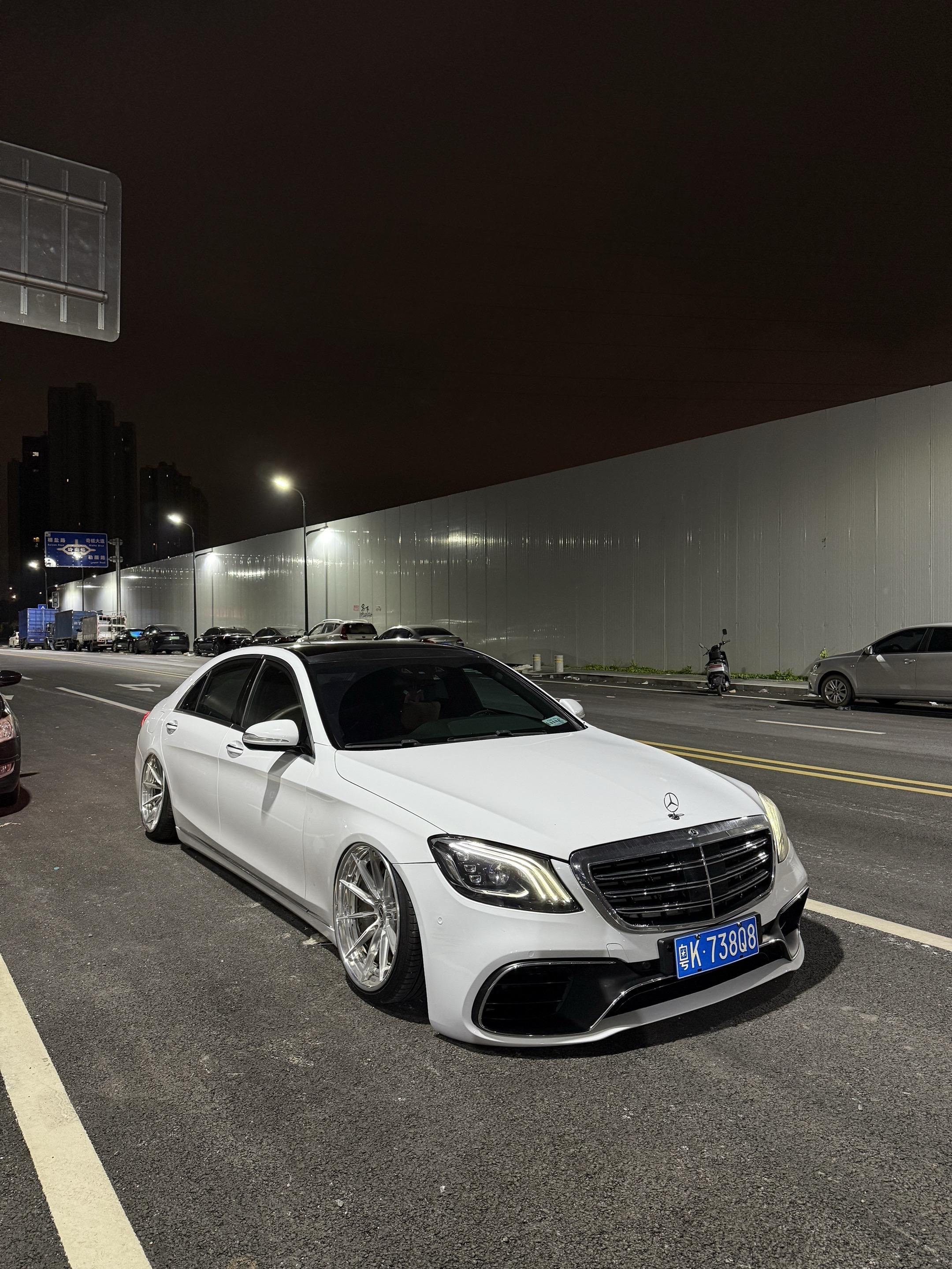 我可以接受自己看错人 但我接受不了你故做深情 跟我打着真诚的牌
