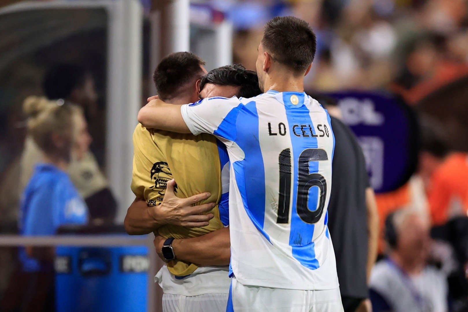 🗣️美洲杯决赛中劳塔罗·马丁内斯进球后，您和梅西一起庆？洛塞尔索🎙️：“我去