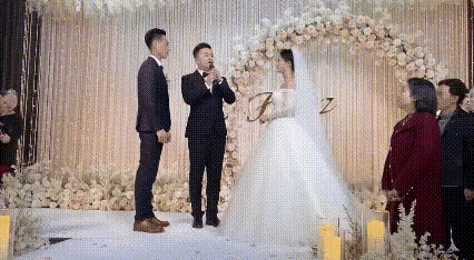 这就是一个典型的家暴男，在结婚典礼的现场，在双方父母的眼皮底下，在亲朋好友的祝福