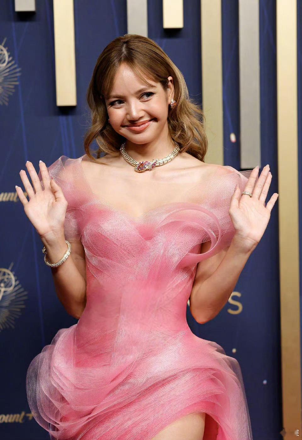 Lisa艾美奖粉红纱裙 我霞今天完全是花仙子🧚‍♀️ ​​​