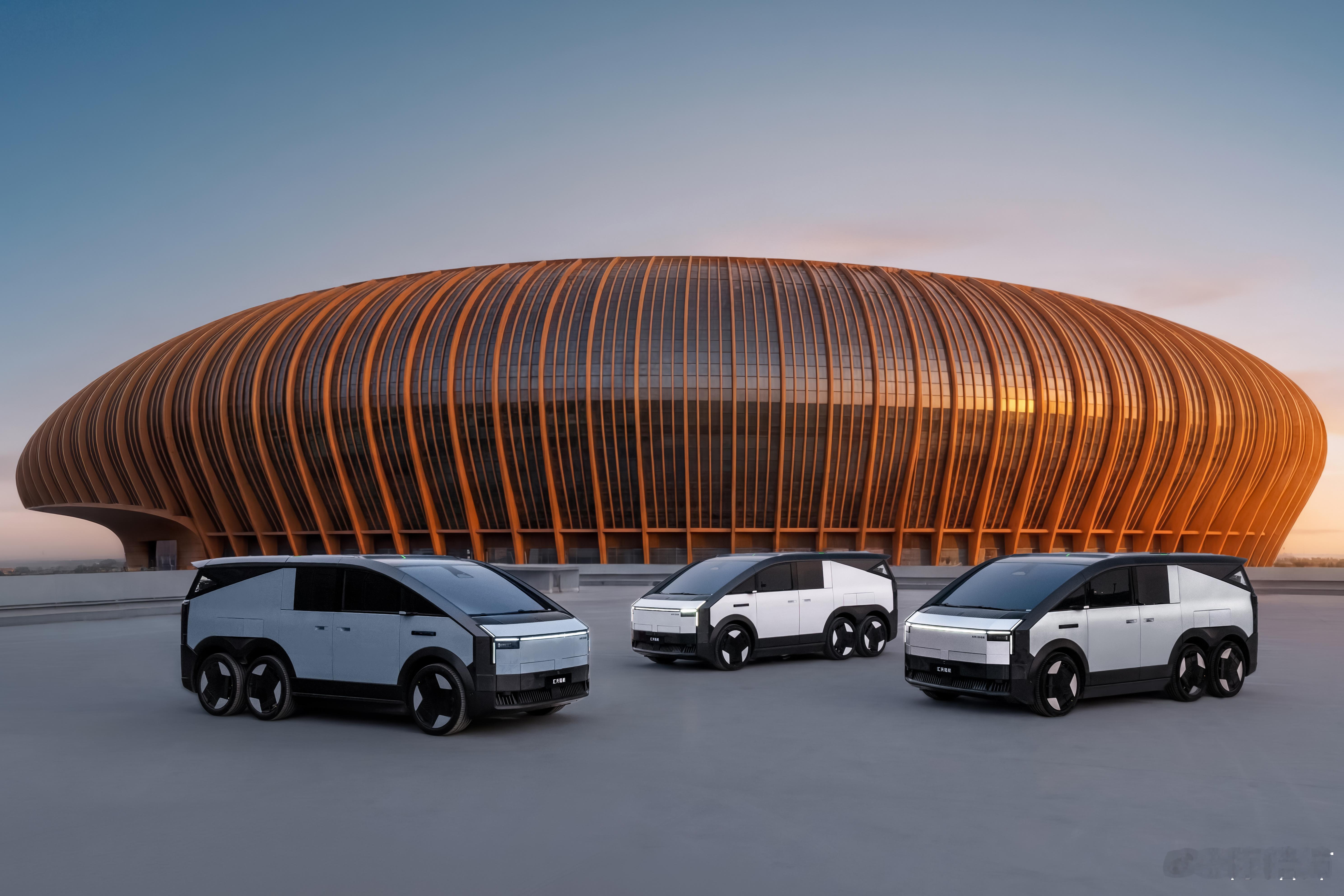 终于官宣了，小鹏汇天的陆地航母刚才正式发布了三种颜色，昨天被拍到的白色果然是正式