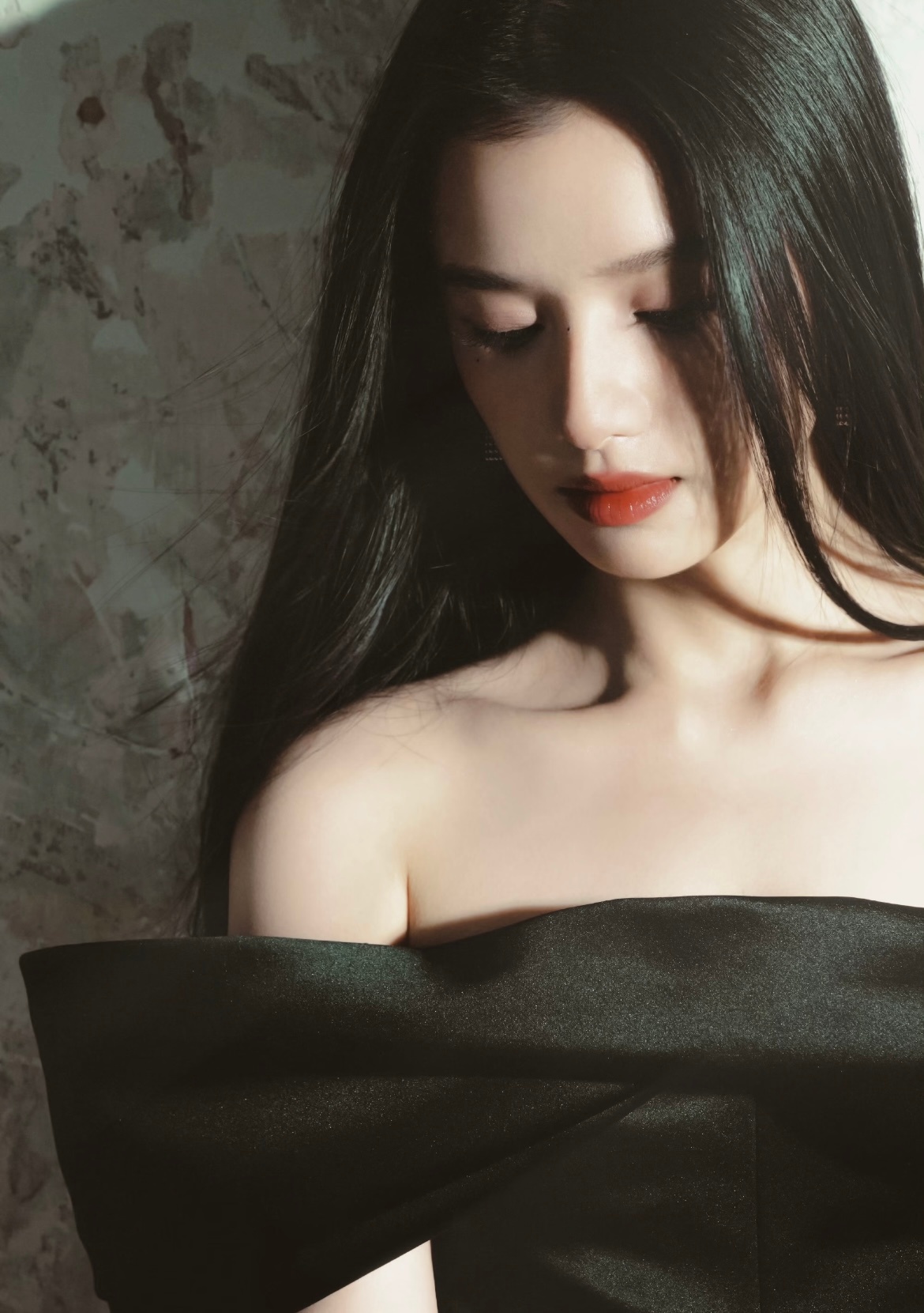 雾里青编剧换人张婧仪（1999-07-10），湖南邵阳人，北电表演系本科，东申未