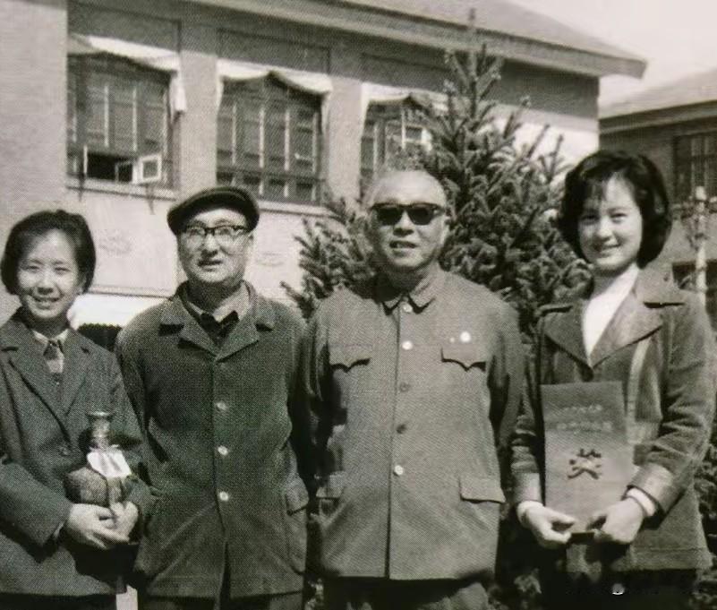 1980年，优秀喜剧电影《瞧这一家子》女导演和男女主角陈强、张金玲合影。
年轻时