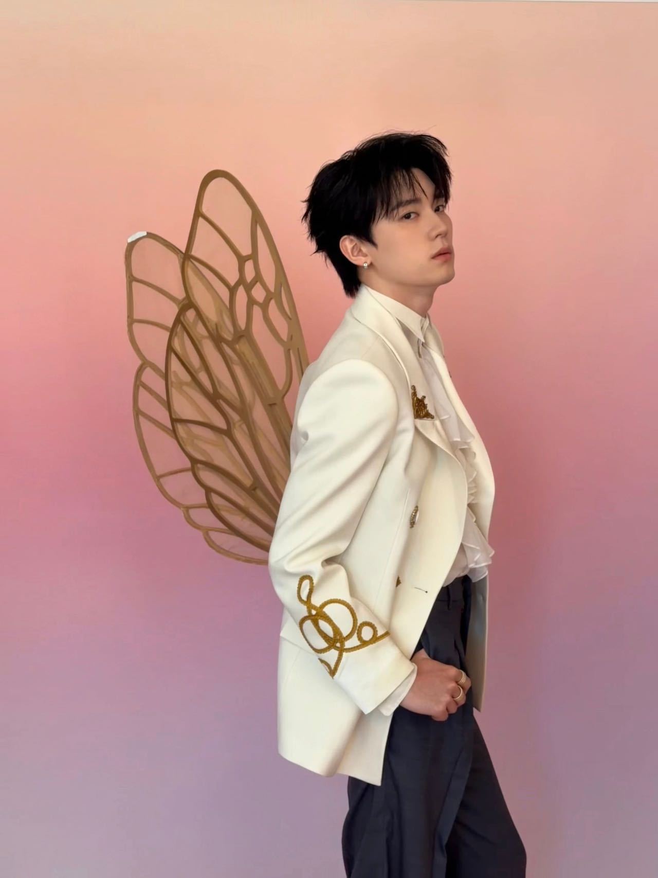 周翊然周翊然直播打游戏电竞少年与活动男神双buff，白马王子与蜜桃少年造型太戳人