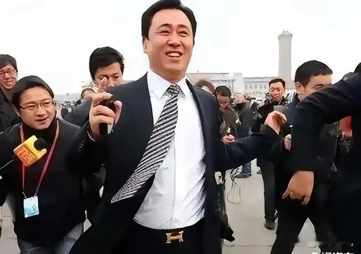 天狂必有雨，人狂必有祸，没有列外！许家印的狂，注定了他的未来！出个门保镖十几个，