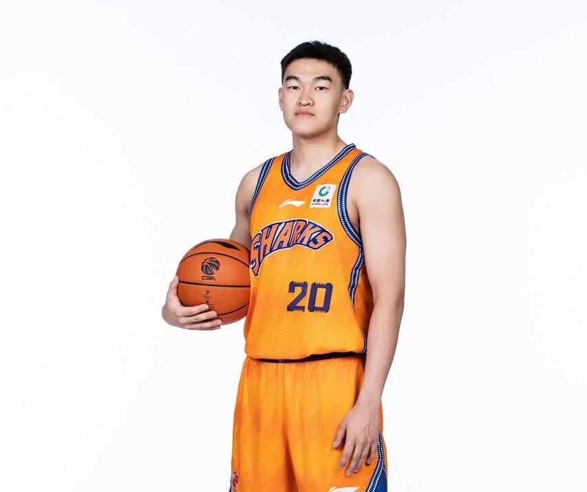 董灏离开上海，以自由球员加盟香港金牛征战NBL
 
上海男篮内线球员董灏正式以自
