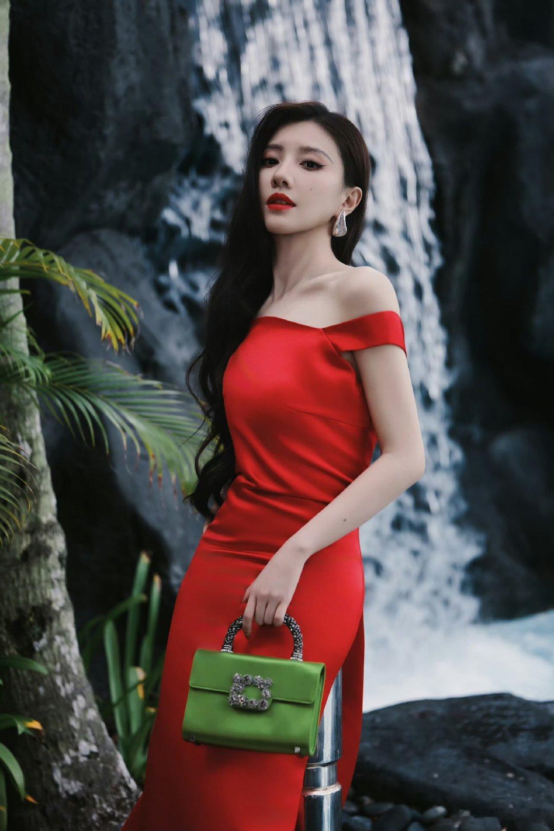 王鹤润红裙绿包反差美学王鹤润背部线条本以为红配绿很难驾驭，直到看见王鹤润这套造型