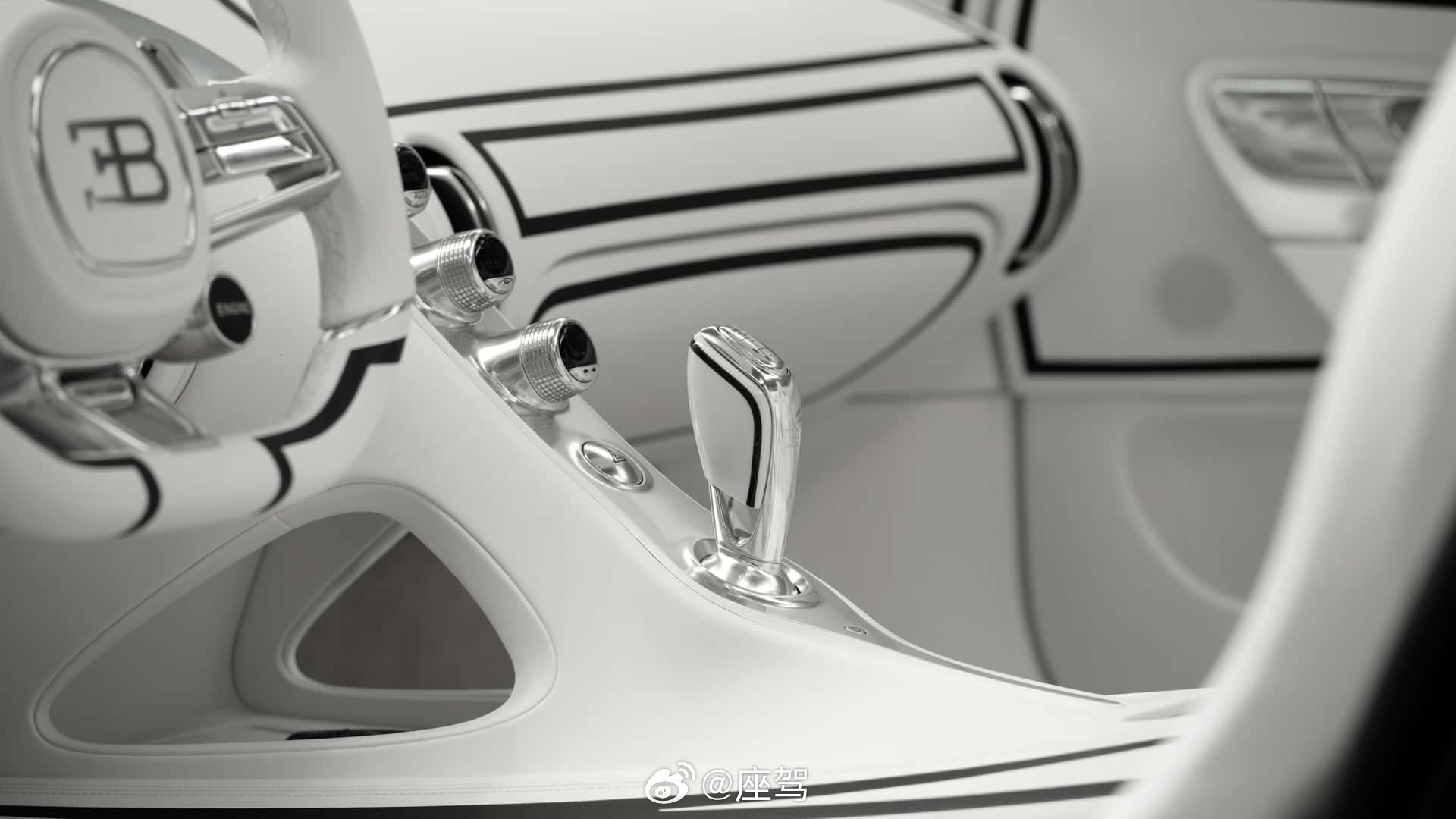 布加迪推出W16 Mistral Blanc Éternel定制车型，与柏林皇家