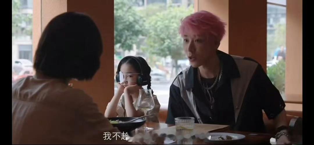 看到这里真的无比窒息，母亲的伤痛不是供儿子博眼球的素材，消费至亲的苦难换热度，这