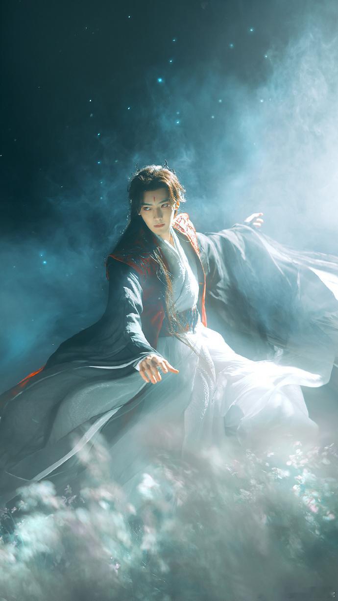 我拍的妖君侯明昊 侯明昊的妖君造型真的太有代入感了，随手一拍都像仙侠剧里的名场面