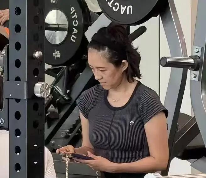 章子怡全素颜、无滤镜真容曝光！

这两天都是章子怡的热搜，带两个孩子到阿那亚度假