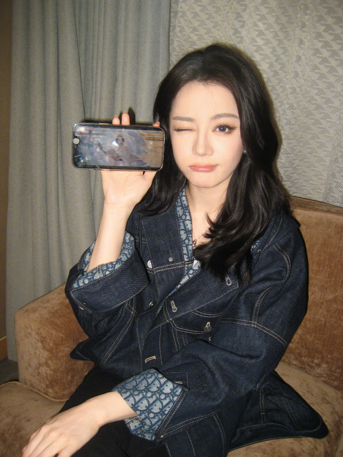 1、迪丽热巴下一部剧在接触西嘻影业的一部年代剧，商务方面有车代以及饮料代言。2、