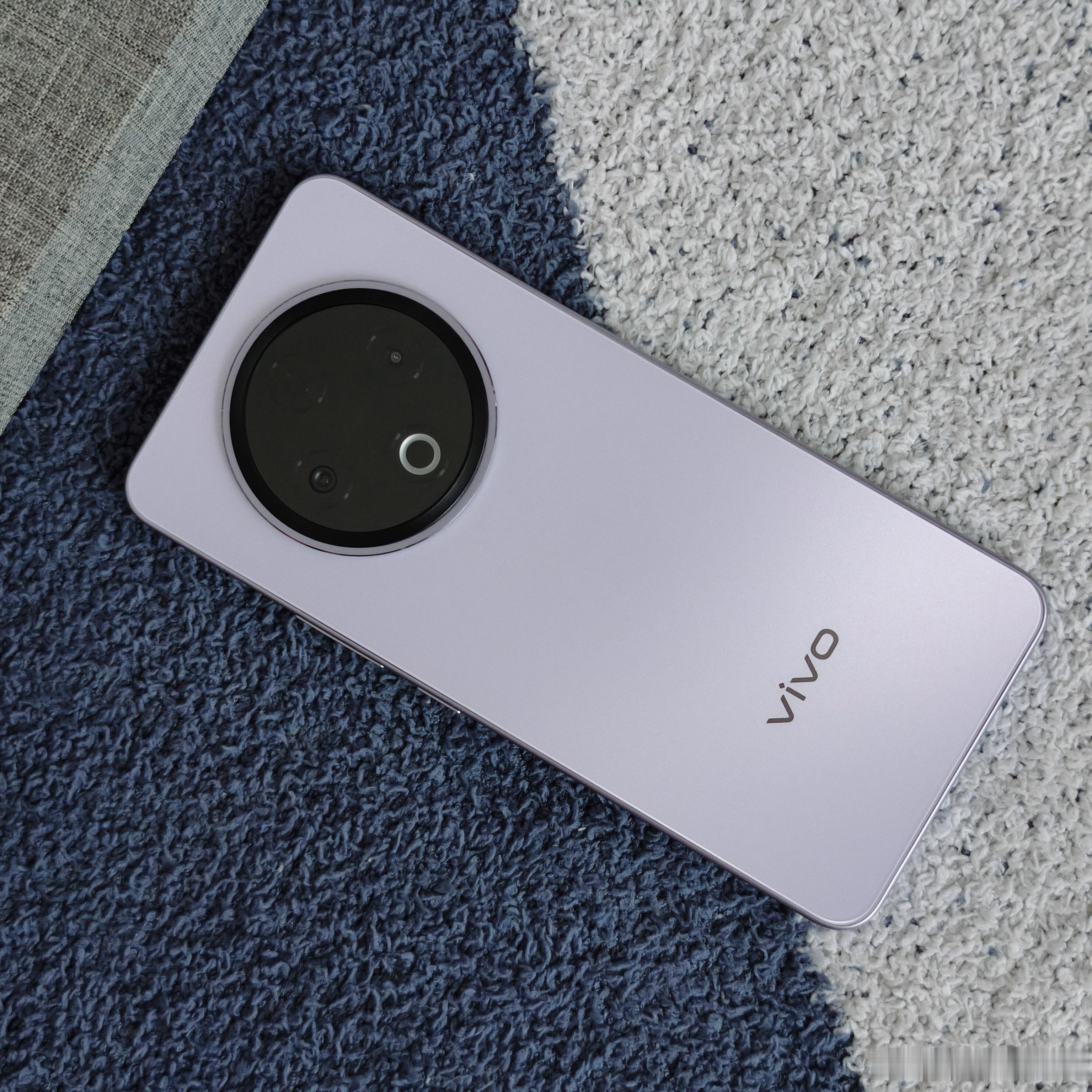 vivo Y500「龙晶紫」配色真机上手，该说不说这个颜色真好看，不是那种俗艳的