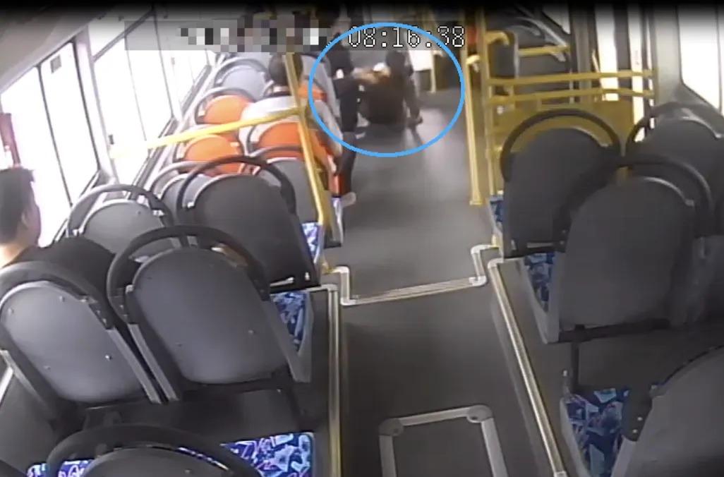 北京市顺义区人民法院通报一起公交车起步引发的侵权责任纠纷案，明确公交车司机因未充