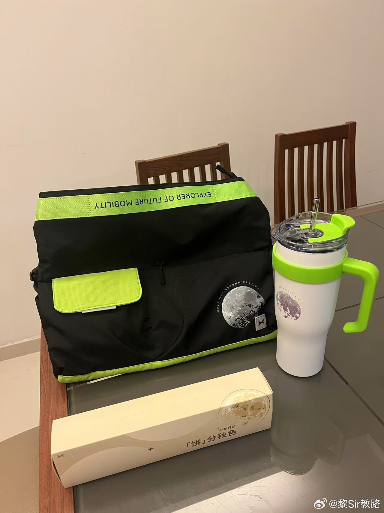 谢谢小鹏，这个袋子太捧了。有个暗格可以干湿分离，放鞋子。这规格完可以放进我的赛车