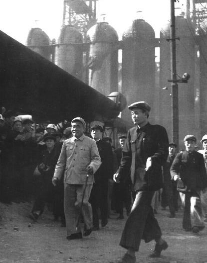 朱德视察鞍山钢铁公司(1953年9月)。