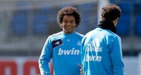 【皇马三年合同续约马塞洛】北京时间4月6日，据西班牙《马卡报》透露，皇马已向队中