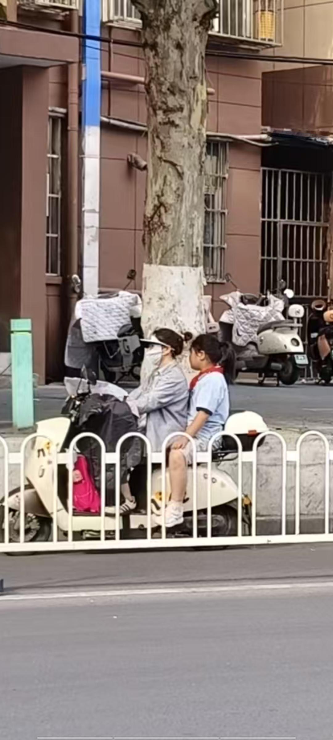 《外地游客的吐槽--南京街头一大怪：爸妈头盔戴得牢，娃儿光着脑袋“裸奔”跑》
 