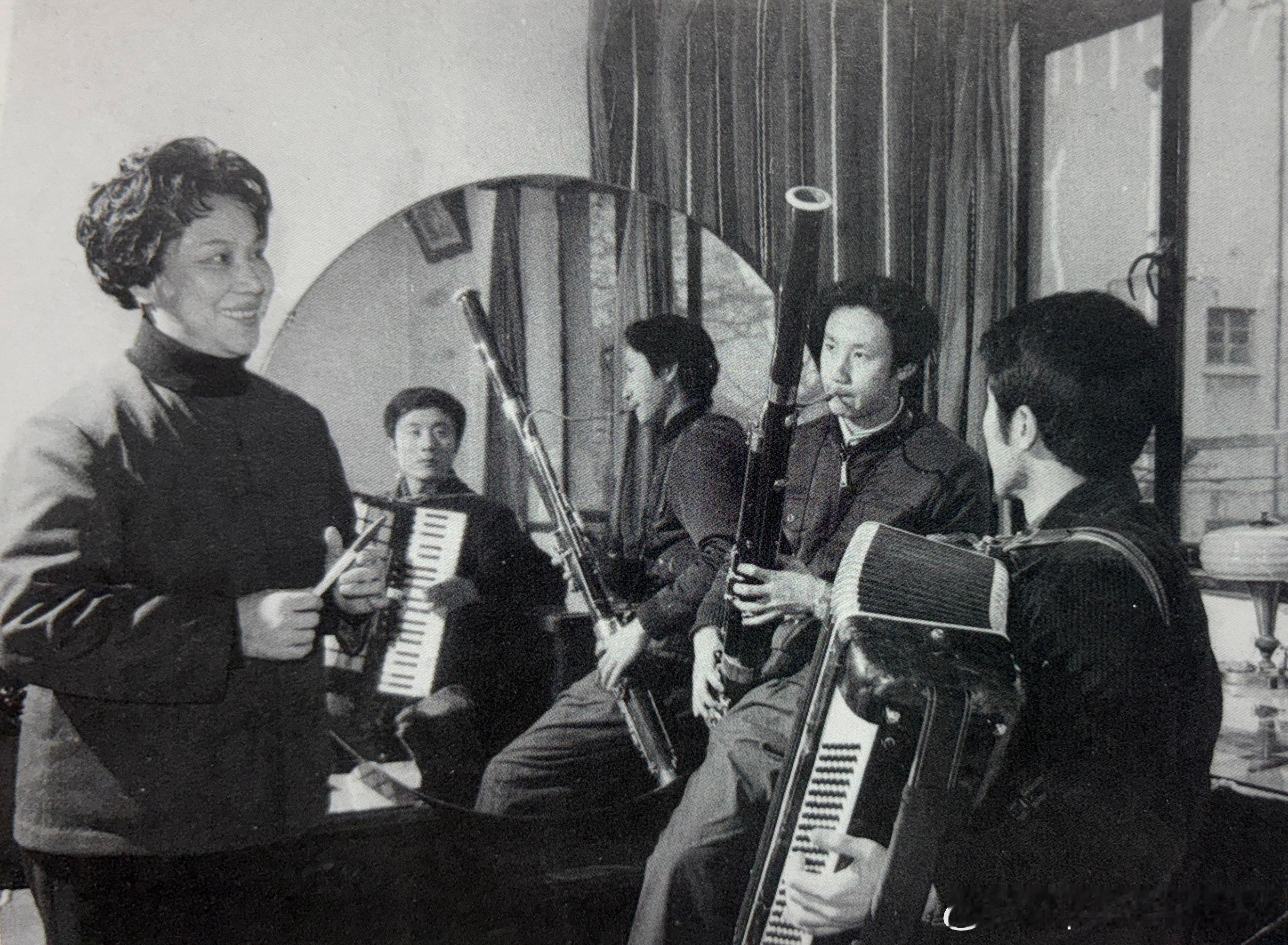 80年代徐玉兰在家练唱，长子俞小勇手风琴、次子俞小敏巴松伴奏历史影像 ​​​