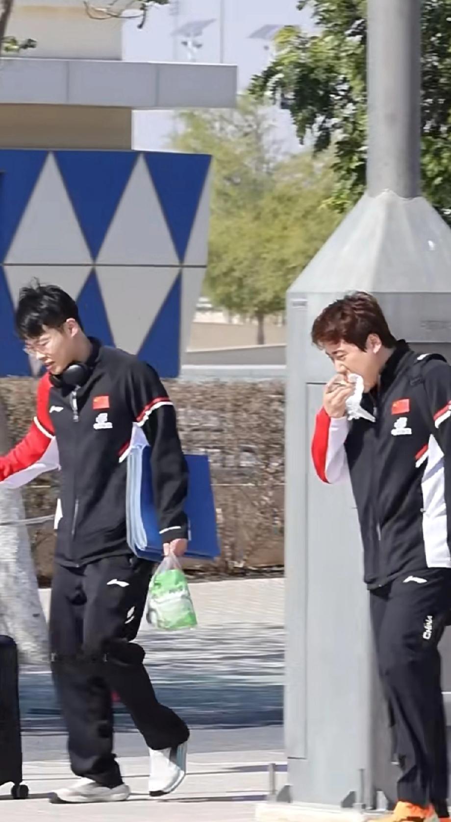 多哈街头的“干饭人”梁靖崑，健康完赛最重要！
 
国乒在多哈的日常也太接地气了！