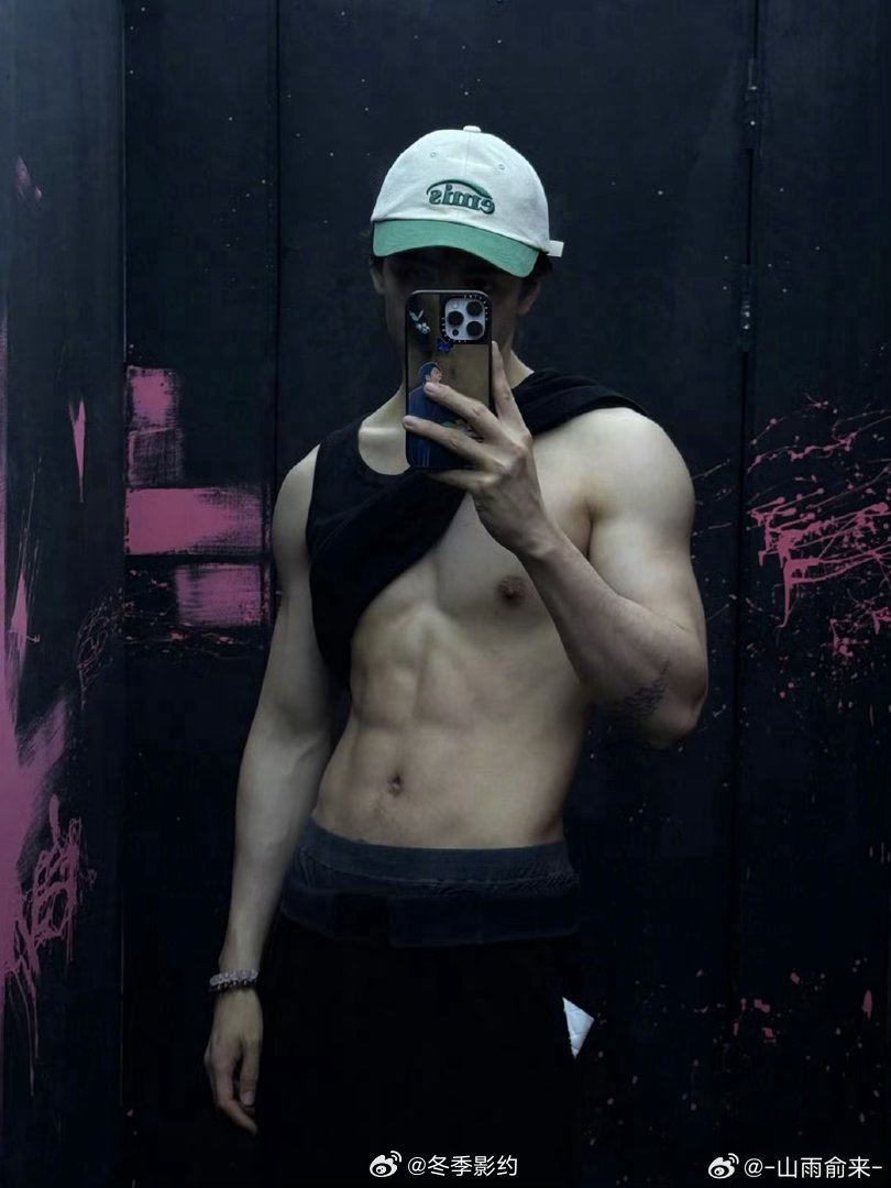 曾舜晞胡茬吻戏 曾舜晞这段吻戏真的太绝了，胡茬的触感、暗室里的拉扯、脱下衣物的肌