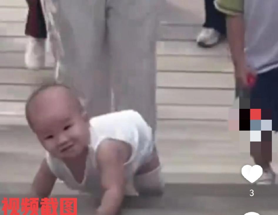 江西庐山夫妻俩带孩子去东林大佛。

此刻由台阶而上，夫妻两人竟然把怀中的孩子放下
