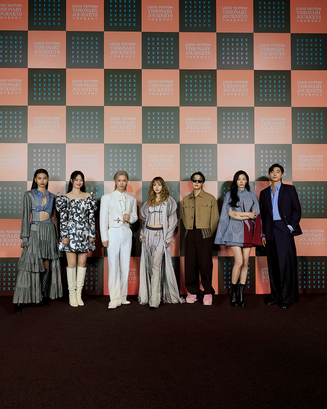 不管怎么站，Lisa都是C位。 