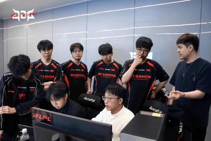 JDG俯冲涅槃  痛失好局，惨遭TT完成翻盘，首局JDG输在了哪里？TT中单这么
