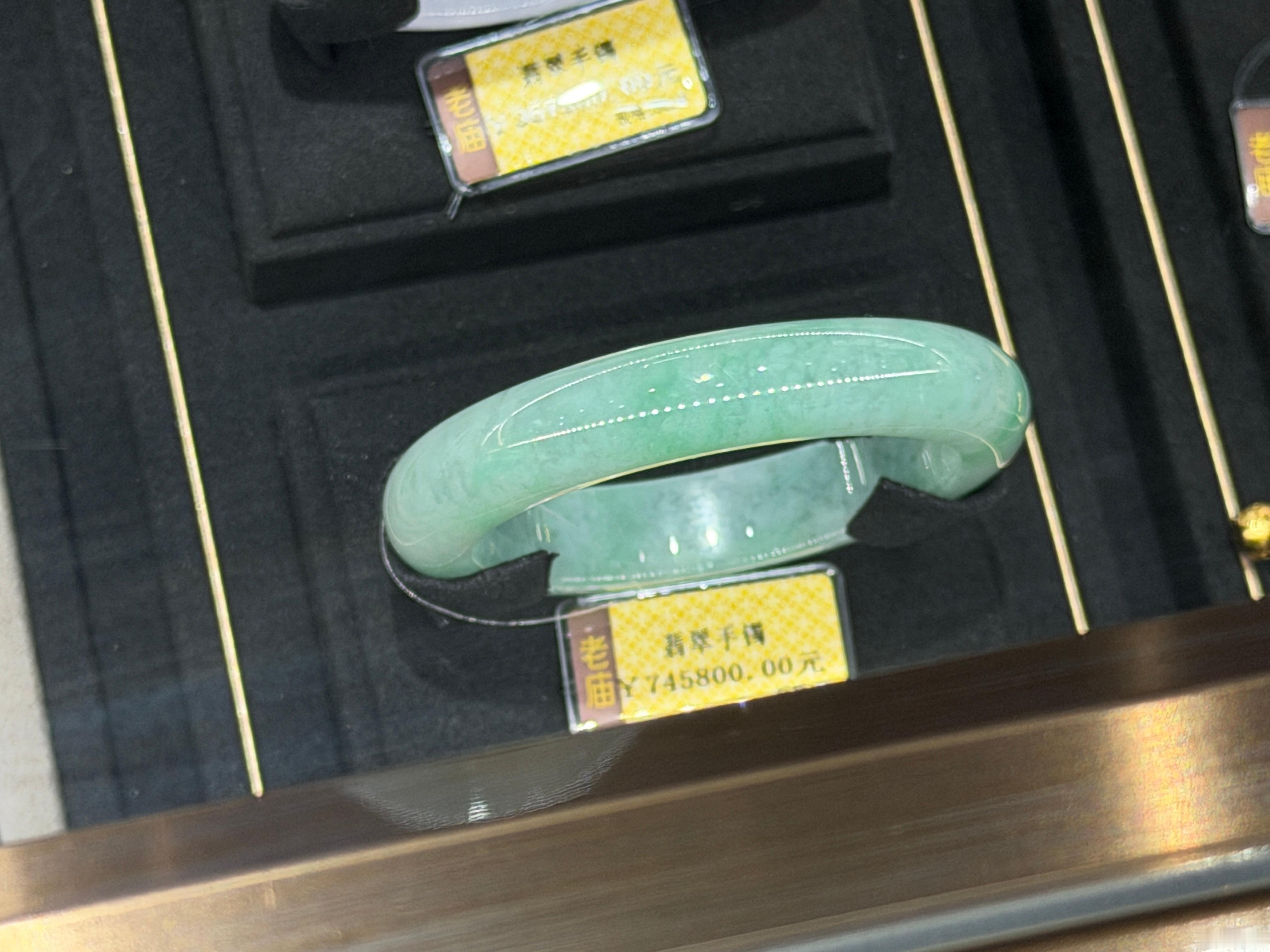 贫穷限制了我想象力，一个手镯74万，够我买三台车了～人一旦对钱有了新的概念