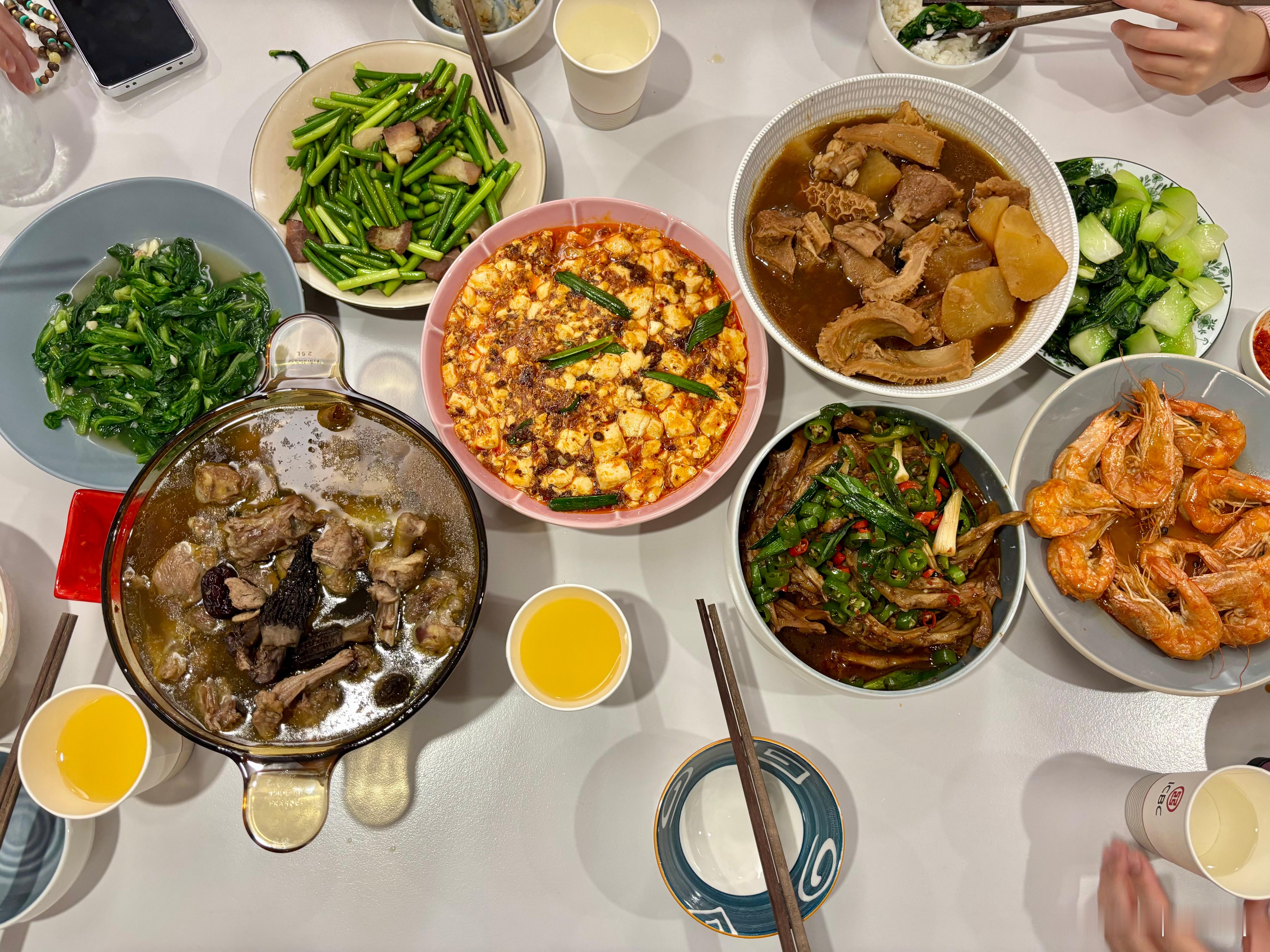 做完一桌饭，看看浙江卫视的跨年晚会，乐道这个植入真的硬！演员直接从车上下来…感谢