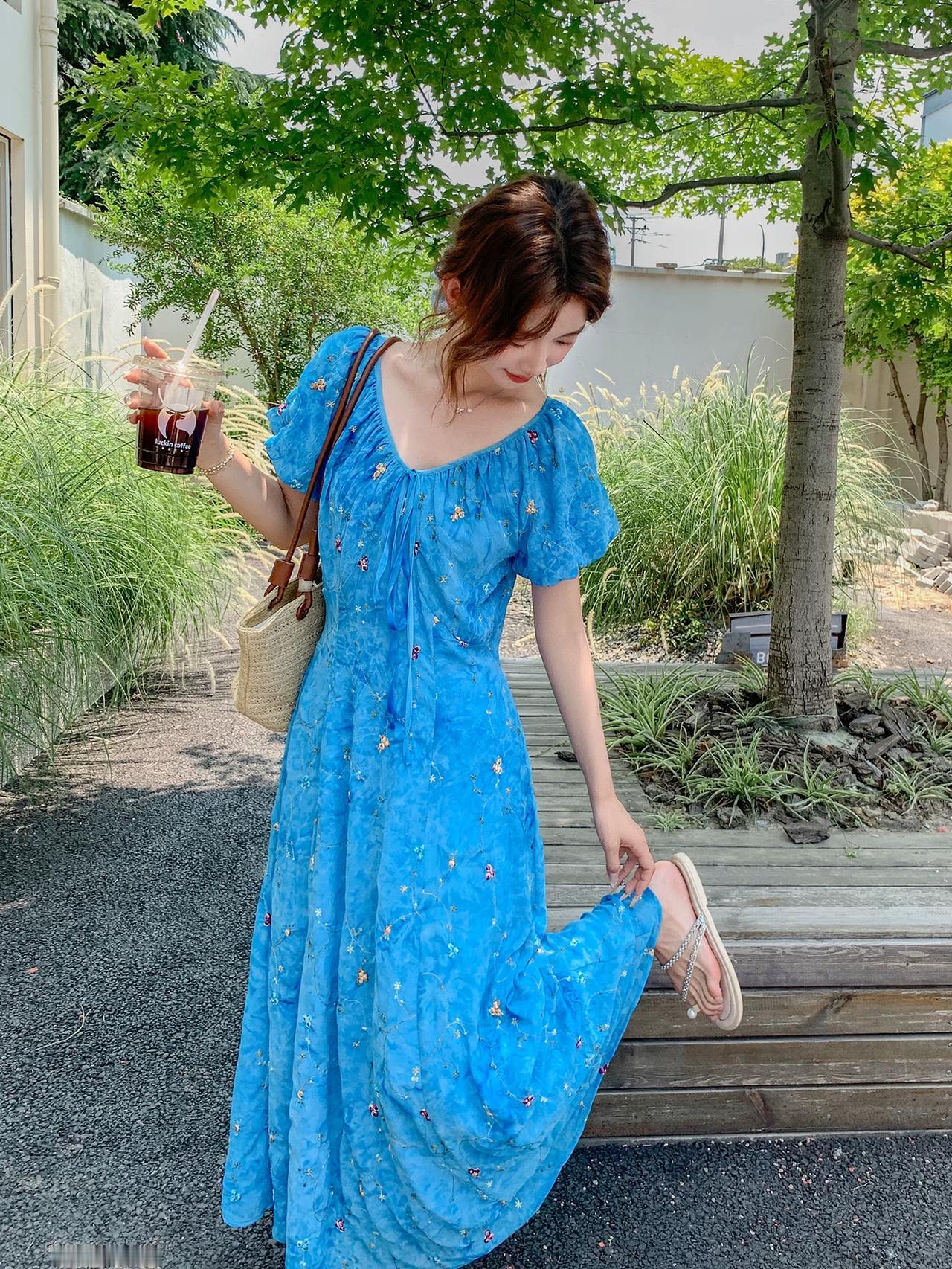 女人一定要学会从衣服饰品上感受幸福和满足。

因为一个不能从最亲近的东西上感受幸