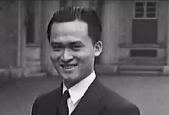 1942年，一个中国小伙掉入北大西洋，靠喝鸟血、吃鲨鱼撑了133天，然而，一架路
