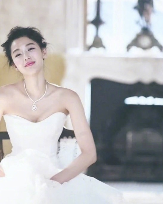 全智贤2012年为韩版《ELLE》五月刊拍摄的新娘主题婚纱照幕后花絮，由摄影师K