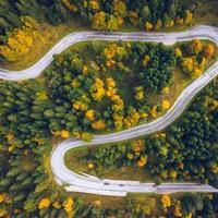 人生旅途
藏头诗
文/李兴伟
人生漫旅路途遥，
生径常含烟雨飘。
旅店萧疏莫久驻
