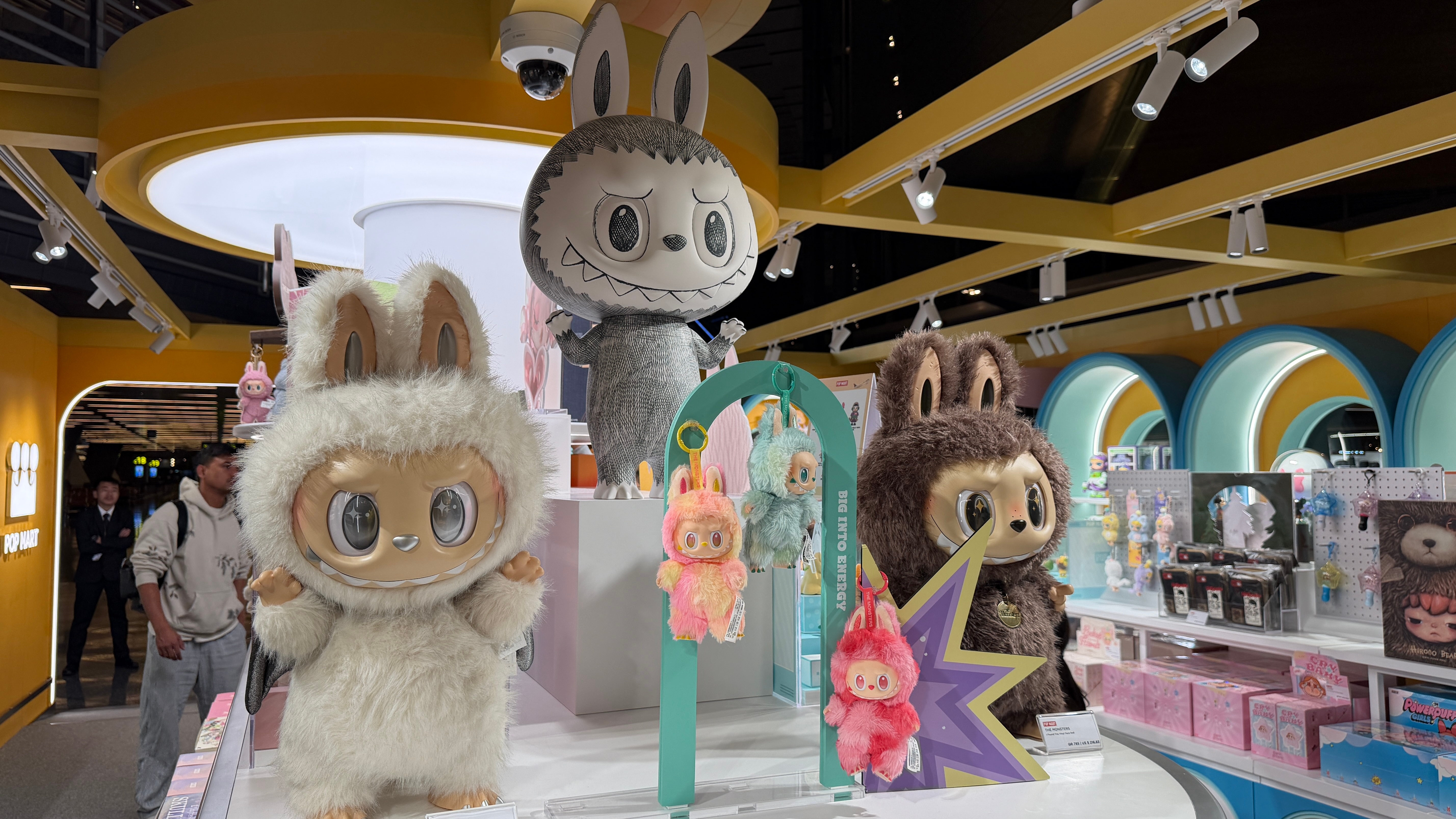 海外的泡泡玛特里，labubu真的好全啊……但店员说现在大家都改抢星星人一代了？