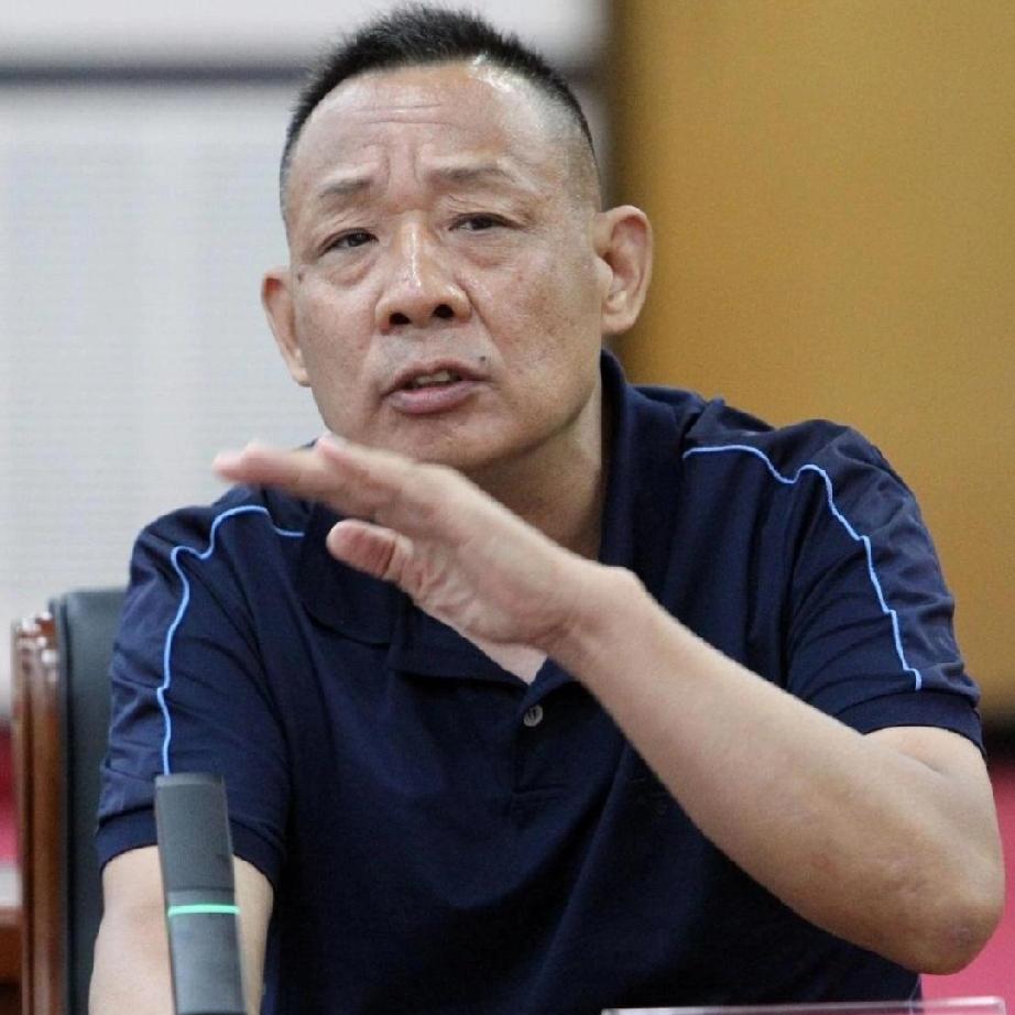 当年西贝爆出预制菜那件事，
网上一窝蜂地骂贾国龙，
可一向不爱管行业闲事的于东来