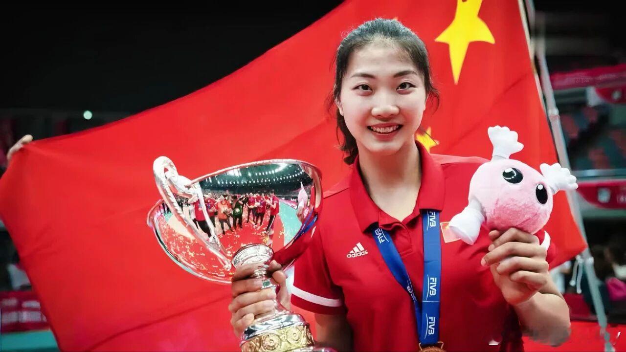 袁心玥刚刚度过29岁生日，自2009年进入八一女排开启职业生涯，取得了不少成就: