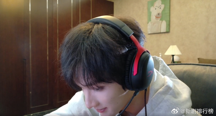 余宇涵直播 帅气依旧，每一次出场都让人心跳加速，笑容依然温暖，让人忍不住想停留在